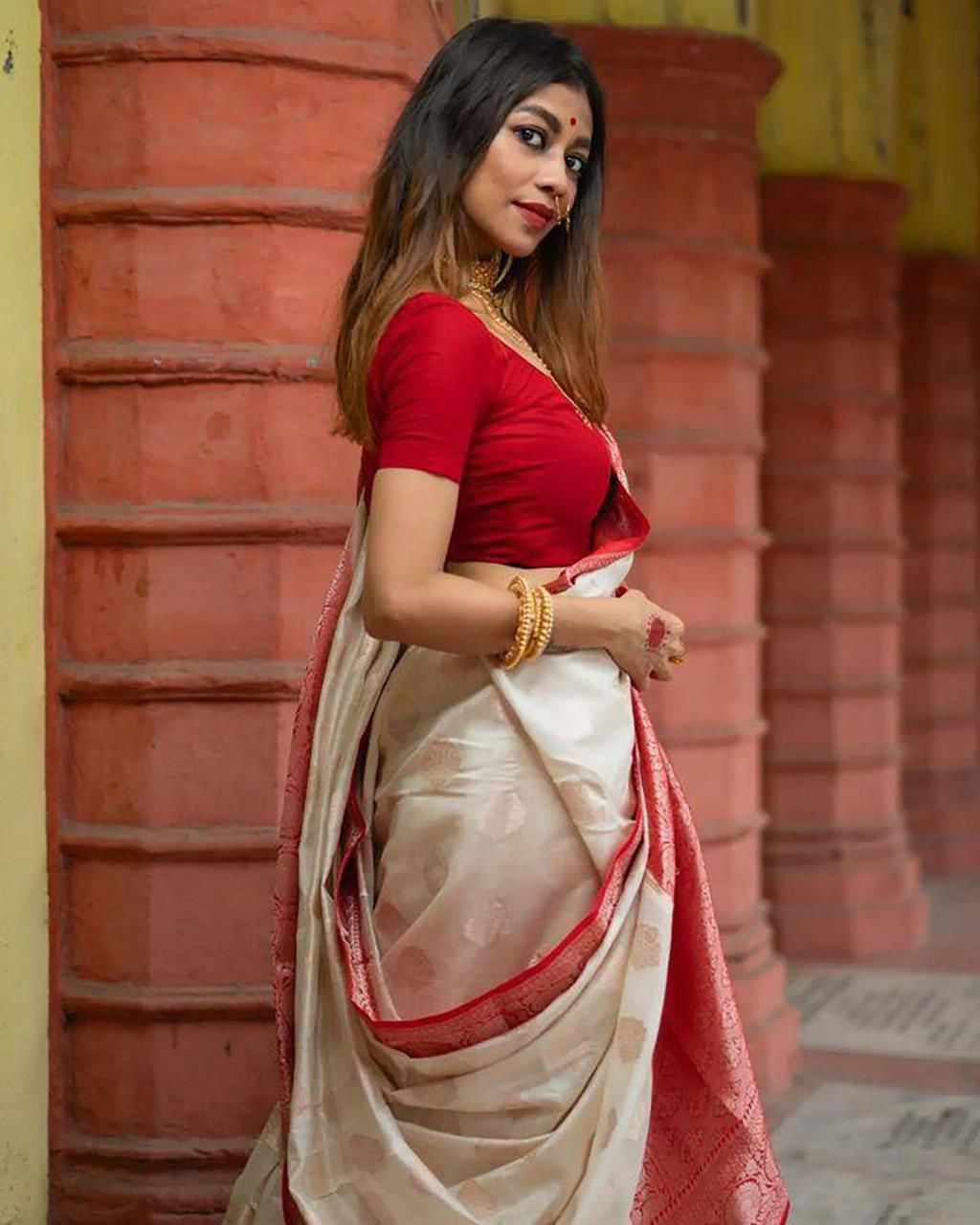 Women's Banarasi Style Pure Saree With Un-Stitched Blouse - Image 4