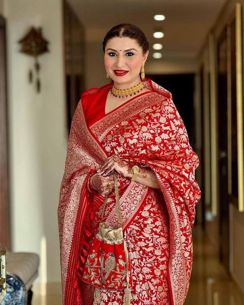 Women Banarasi Woven Saree with Unstitched Blouse Piece - Image 2